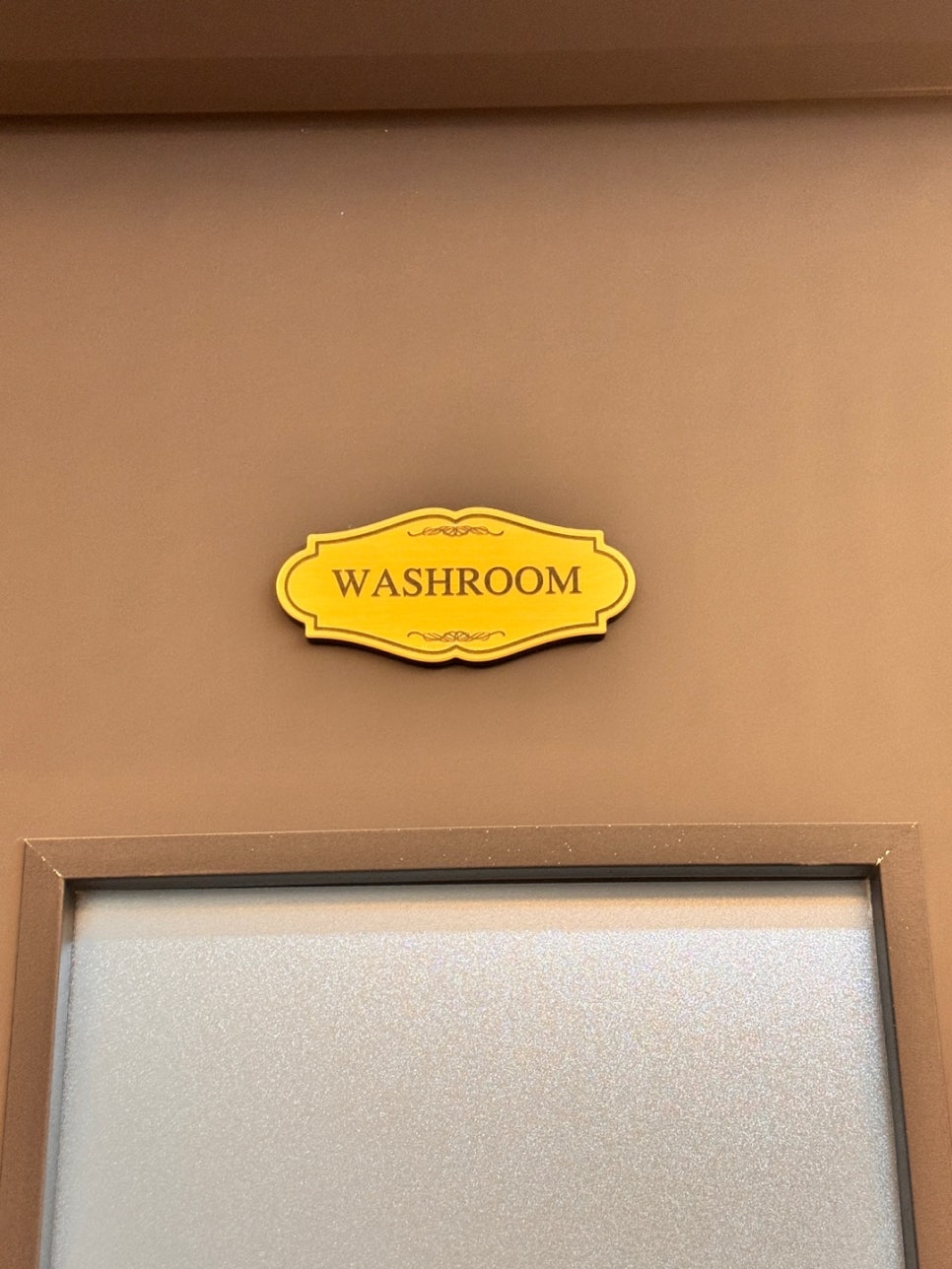 대전롯데점 샤워 공간 입구의 WASHROOM 표지
